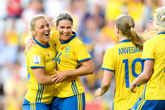 Sveriges Mimmi Larsson och Hanna Folkesson jublar