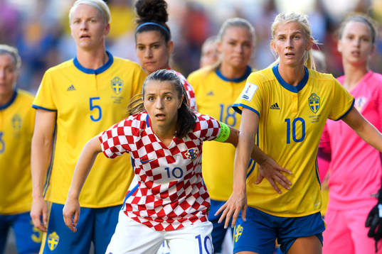 Kroatiens Iva Landeka och Sveriges Sofia Jakobsson