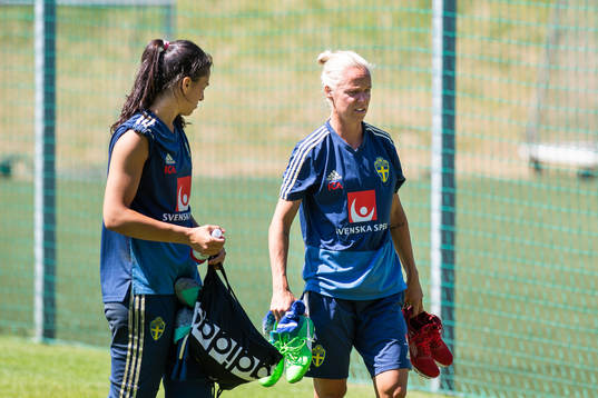 Målvakt Zecira Musovic och Caroline Seger
