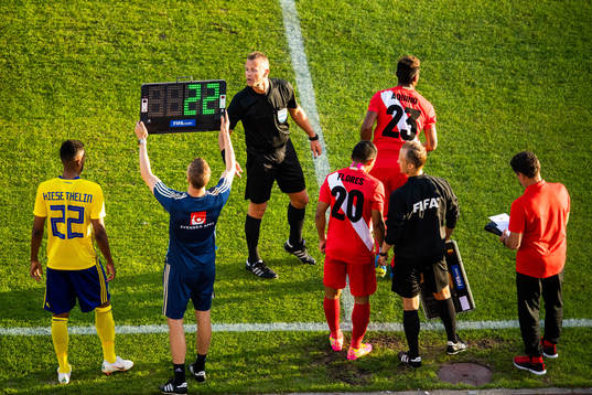 Referee Svein Oddvar Moen