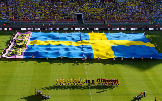The players of Sweden and Peru at lineup