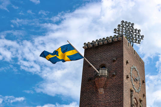 Klocktornet på Stockholms Stadion med svensk flagga