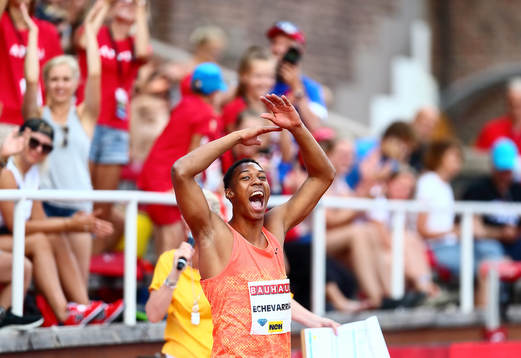 Vinnaren i längdhopp män med 883 cm Juan Miguel