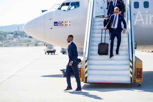 Isaac Kiese Thelin and Ola Toivonen of Sweden disembark the
