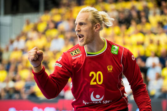 Sveriges målvakt Mikael Appelgren jublar