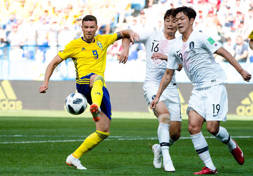 Marcus Berg of Sweden against Sungyueng Ki and Younggwon