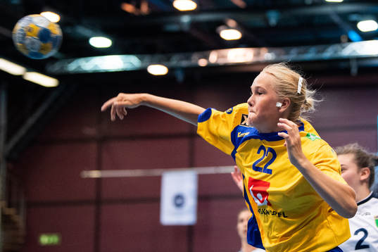 Sveriges Jennifer Johansson skjuter