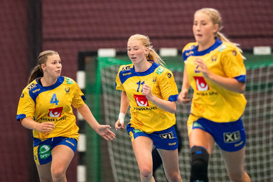 Sveriges Ava Ekström och Tyra Axnèr jublar