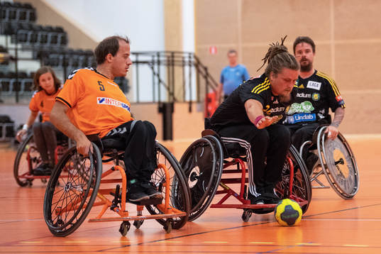 Kamp om bollen mellan i handbollsmatchen mellan