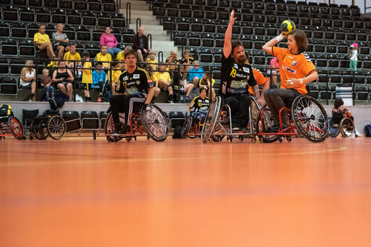 Kamp om bollen mellan i handbollsmatchen mellan