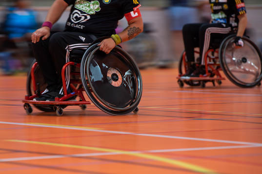 Panorering på spelare i rullstol i handbollsmatchen mellan