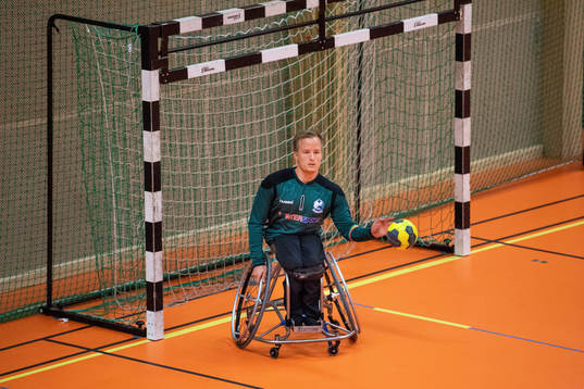 Kristianstads målvakt räddar i handbollsmatchen mellan