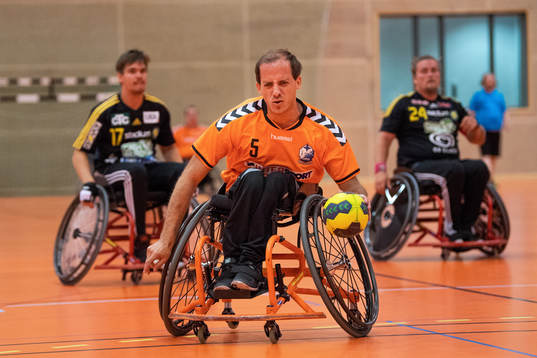 En spelare i Kristianstad driver bollen framåt i
