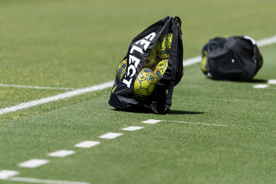 Kasse med bollar före fotbollsmatchen i Allsvenskan mellan