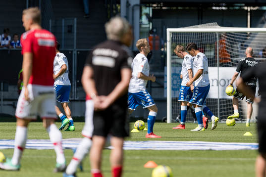 IFK Göteborgs spelare värmer upp före fotbollsmatchen i