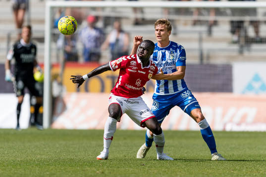 Kalmars Papa Alioune Diouf och IFK Göteborgs Carl Starfelt