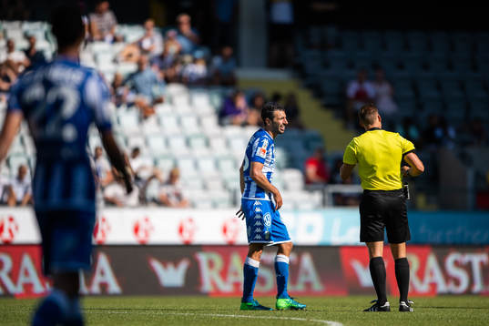 IFK Göteborgs André Calisir varnas av domare Kristoffer
