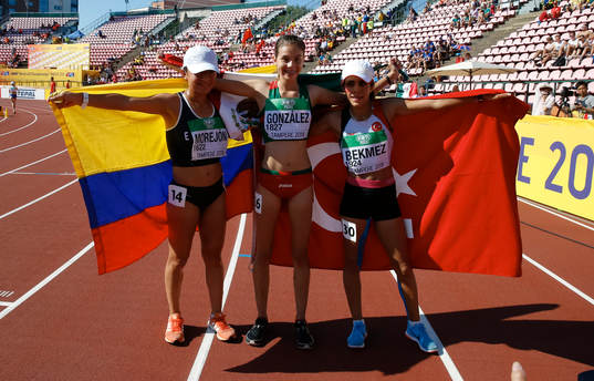 Glenda Morejon ECU, Alegna Gonzales MEX and Meryem Bekmez