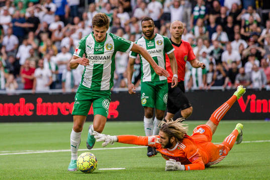 Hammarbys Leo Bengtsson och Dalkurds målvakt Stefan van