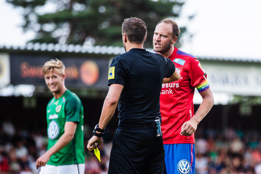 Helsingborgs Andreas Granqvist diskuterar med domare Victor