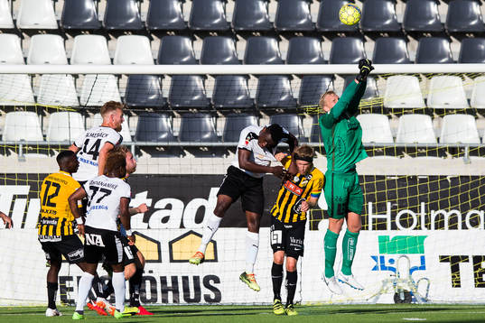 Häckens Peter Abrahamsson boxar undan ett inlägg