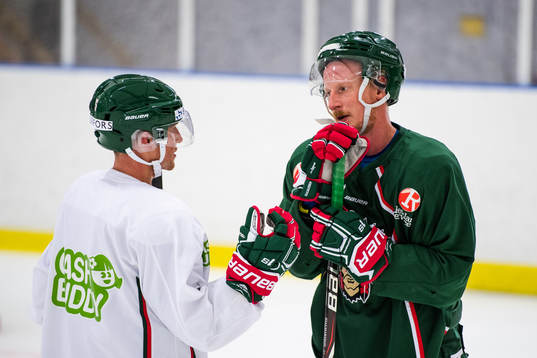 Chay Genoway och Simon Hjalmarsson samtalar