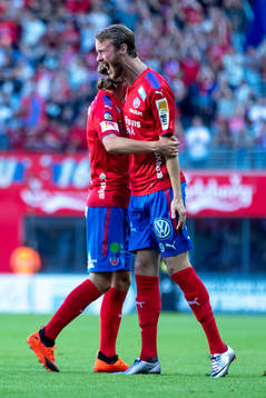 Helsingborgs Rasmus Jönsson jublar med lagkamrater