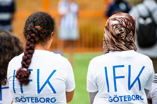 Två flickor med IFK-t-shirts
