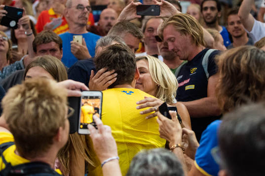 Coach and mother Helena Duplantis hugs Armand Duplantis of
