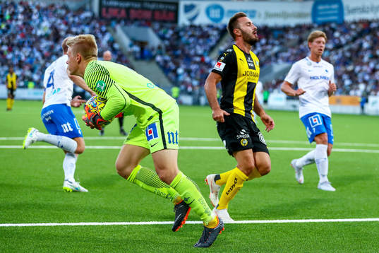 Norrköpings målvakt Isak Pettersson kniper bollen