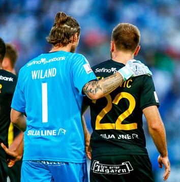 Hammarbys målvakt Johan Wiland lugnar ner Muamer Tankovic