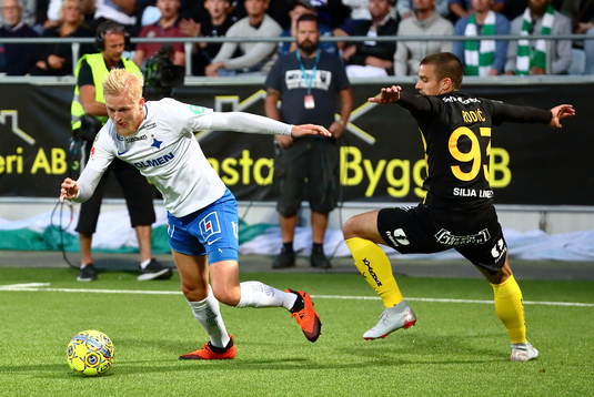 Norrköpings Kalle Holmberg förbi Hammarbys Vladimir Rodic
