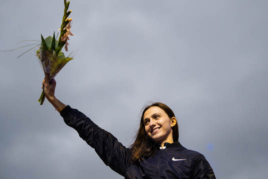 Rysslands Marika Lasitskene jublar på prispallen