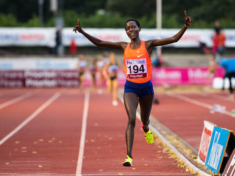 Kenyas Loice Chemnung jublar när hon går i mål på