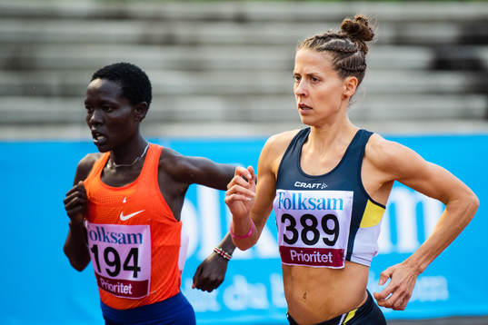 Sveriges Charlotta Fougberg och Kenyas Loice Chemnung