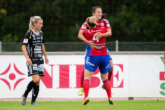 Vittsjös Michelle De Jongh joch Catherine Joan Bott jublar