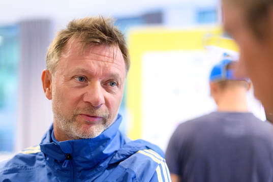 Förbundskapten Peter Gerhardsson blir intervjuad