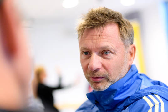 Förbundskapten Peter Gerhardsson blir intervjuad