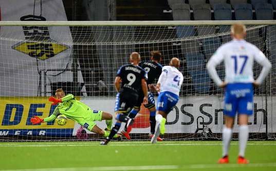 Norrköpings målvakt Isak Pettersson räddar en straff men