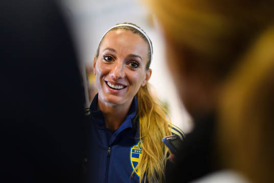 Kosovare Asllani blir intervjuad