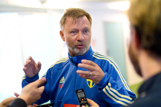 Förbundskapten Peter Gerhardsson blir intervjuad
