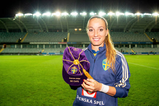 Sveriges Kosovare Asllani med kepsar från UEFA