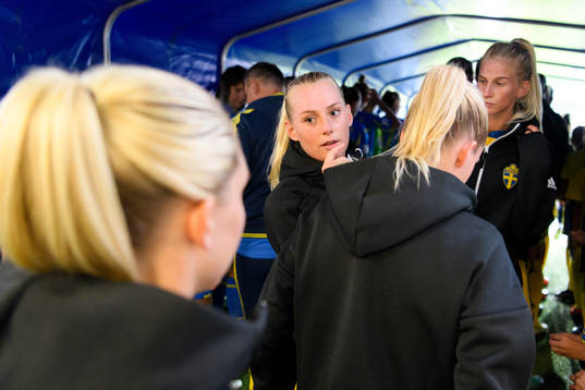 Sveriges Stina Blackstenius och Sofia Jakobsson innan
