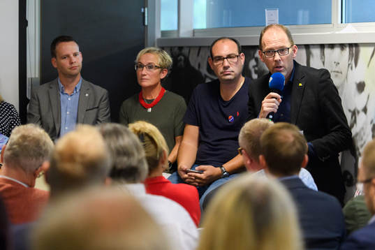 Henrik Munck, demokraterna, deltar i en fotbollsdebatt