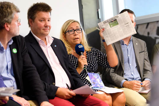 Helene Odenjung, liberalerna, deltar i en fotbollsdebatt