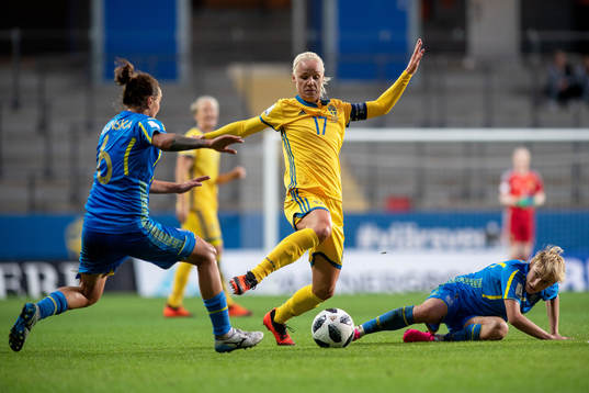 Ukrainas Olha Basanska och Sveriges Caroline Seger