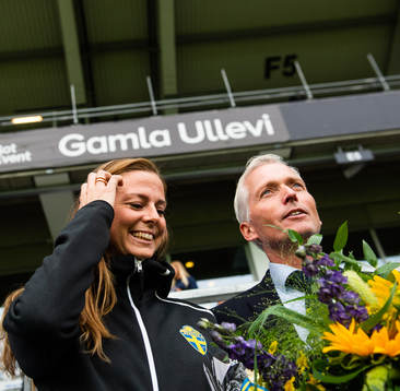 Lotta Schelin avtackas av generalsekreterare Håkan
