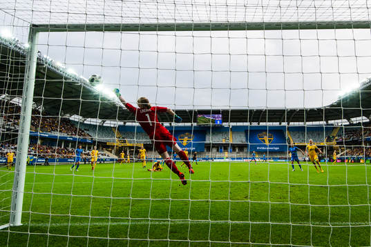 Sveriges målvakt Hedvig Lindahl med en räddning