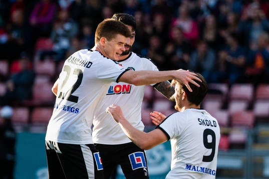 Örebros Victor Sköld blir omkramad av lagkamrater