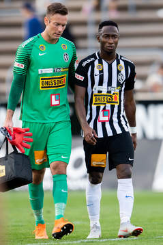 Landskronas målvakt Viktor Noring och Sadat Karim deppar